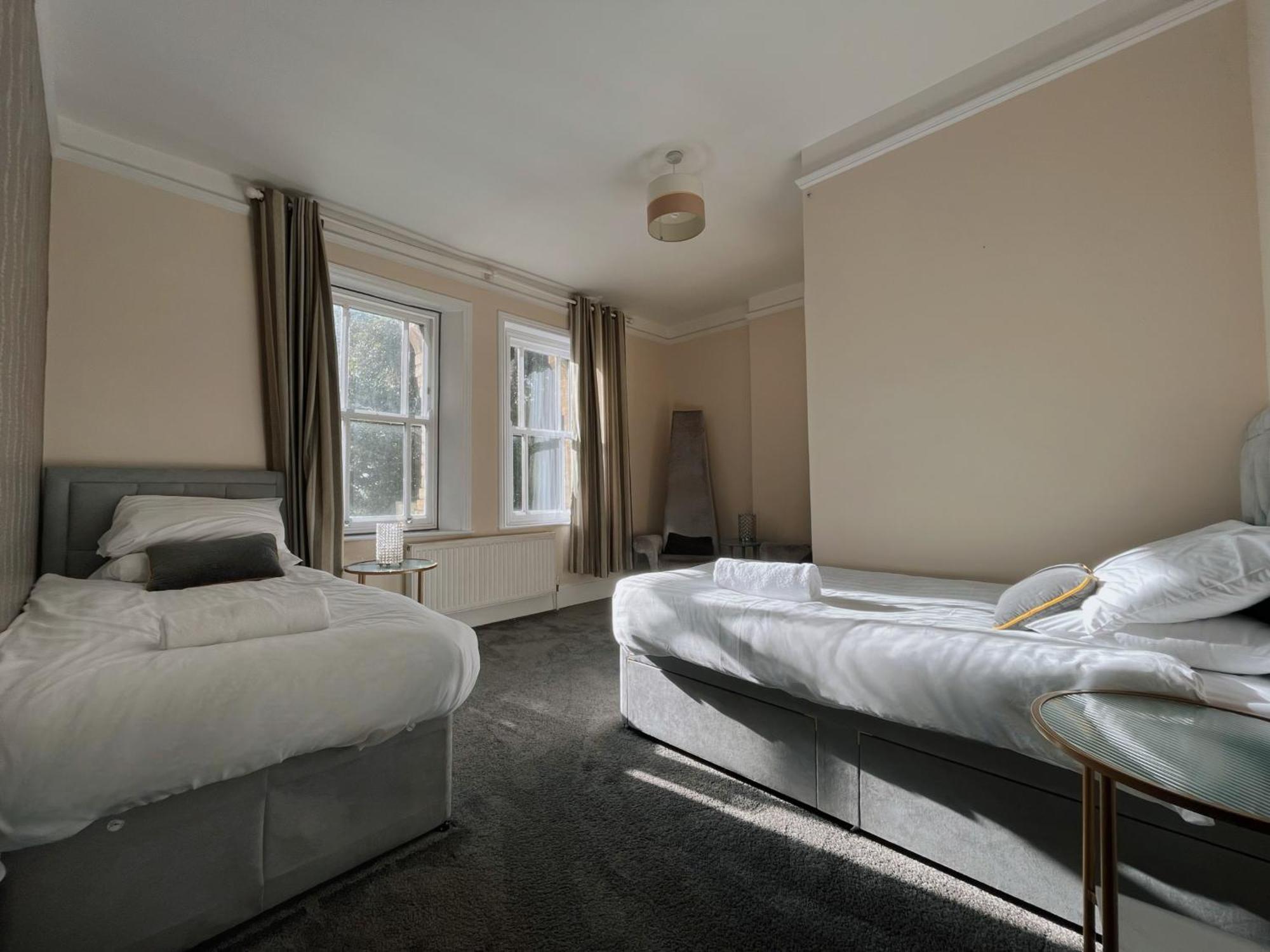 Exquisite 10 Bed Villa Hot Tub And Games Room バーンスタプル エクステリア 写真